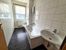 Bad 2. OG li Gepflegtes Mehrfamilienhaus mit Mietsteigerungspotential