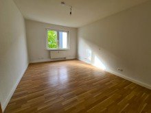 Schlafzimmer 2. OG re Gepflegtes Mehrfamilienhaus mit Mietsteigerungspotential