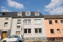 Vorderansicht Einziehen ins Erdgeschoss und zwei Wohnungsmieten kassieren