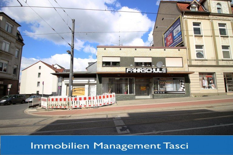 Frontansicht Gelsenkirchen Renditeobjekt G�nstiges Haus mit einer Wohnung, einem Laden und 2 Garagen