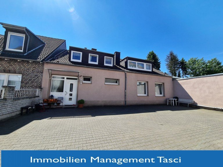 Hinterhaus Frontansicht mit Logo Herten Mehrfamilienhaus Zweifamilienhaus + Mehrfamilienhaus, eine interessante Kombination