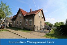 Frontansicht Einfamilienhaus mit gro�em Grundst�ck