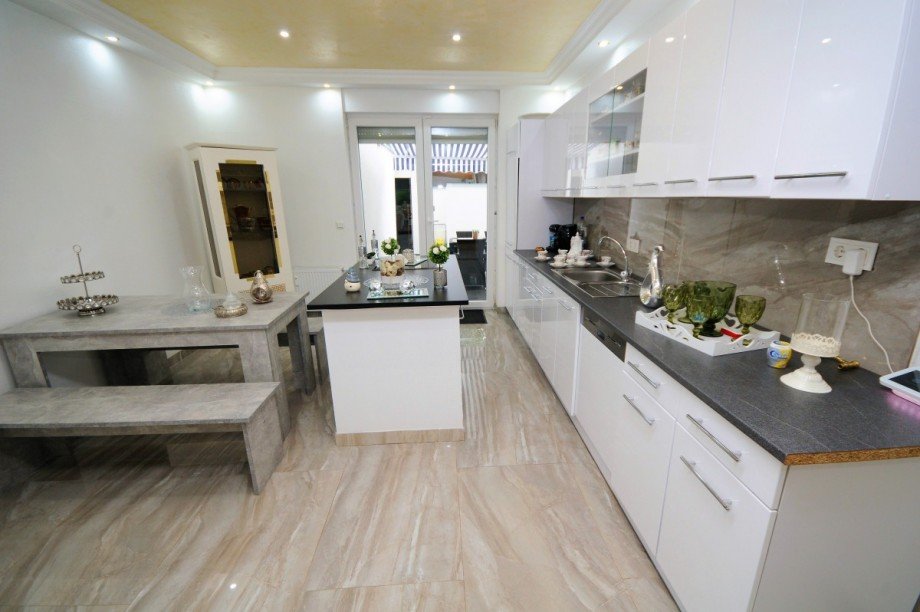 K�che mit Kochinsel Erdgeschosswohnung Essen