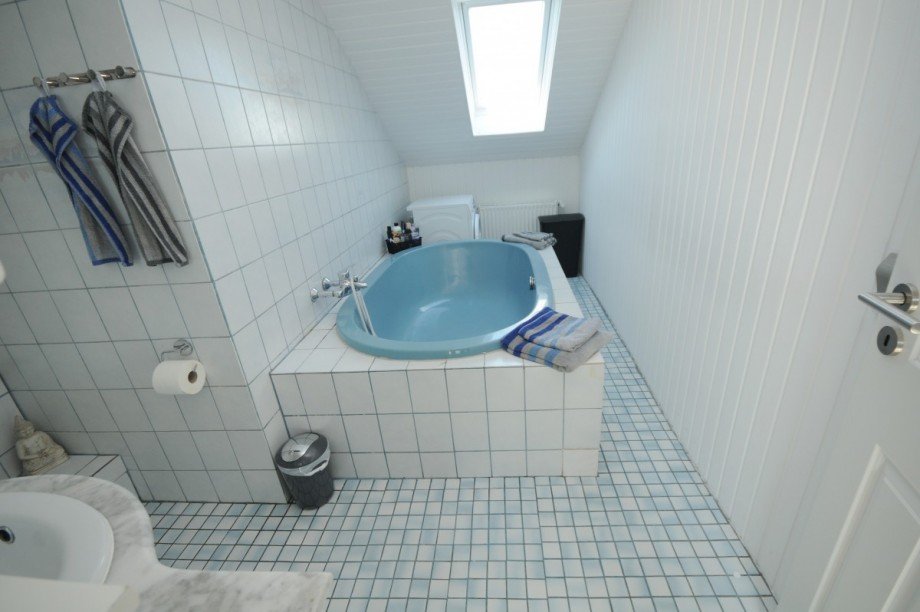 Tageslichtbad mit Wanne Dachgeschosswohnung Gelsenkirchen