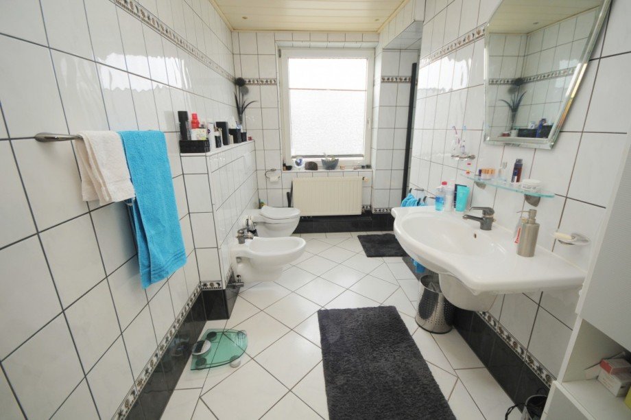 Tageslichtbad mit Dusche im 1. OG. Mehrfamilienhaus Gelsenkirchen