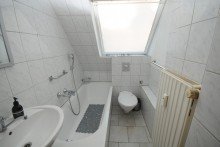 Tageslichtbad mit Wanne Hier wartet eine kuschelige Dachgeschosswohnung auf Sie