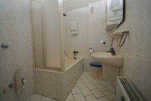 Badezimmer Die Morgensonne f�llt p�nktlich zum Fr�hst�ck auf den Balkon