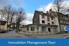 Frontansicht Mehrfamilienhaus mit leerstehendem Ladenlokal f�r Selbstnutzer oder Anleger