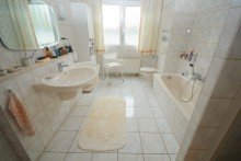 Tageslichtbad m. Wanne u.sep Dusche Exclusives Haus im Haus, mit eigenem Garten und Garage