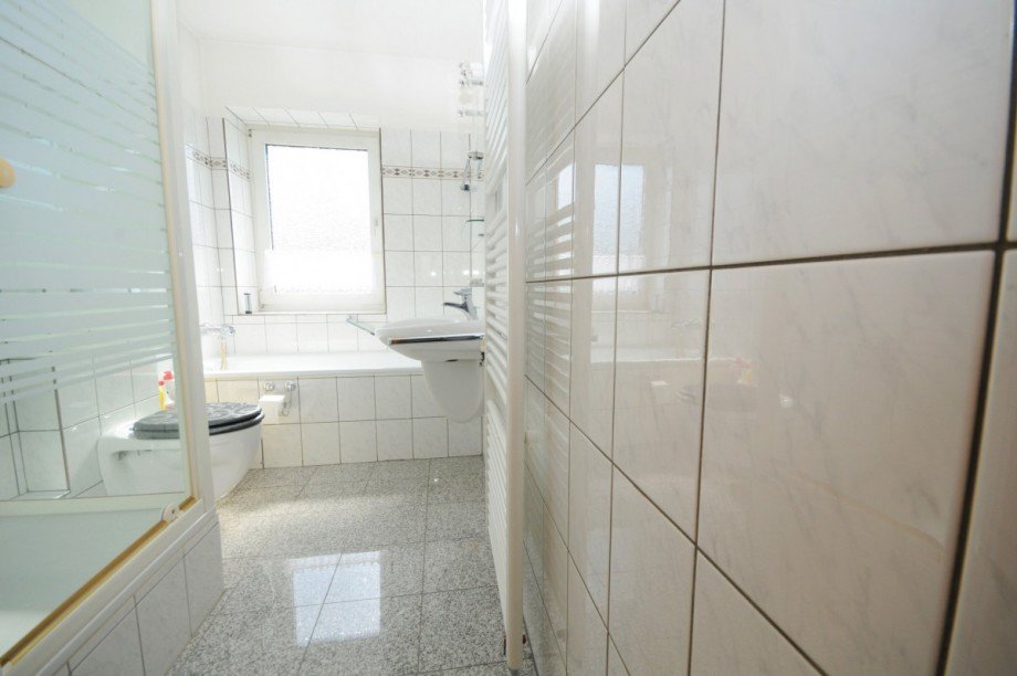 Tageslichtbad mit Wanne u. sep. Dusche Etagenwohnung Gelsenkirchen