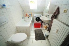 Tageslichtbad, DG. Einziehen ins Erdgeschoss und zwei Wohnungsmieten kassieren