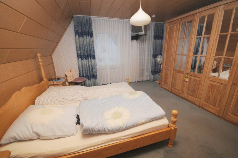 Schlafzimmer m. Ausg. a.d. Balkon Einfamilienhaus Duisburg