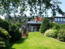 R�ckansicht ohne Logo Gro�e Wohnung, 2 Garagen, eigener Garten, was will man mehr!