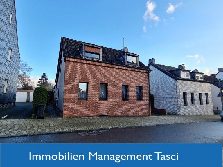 Frontansicht Gelsenkirchen Dachgeschosswohnung Wohnen in einem 2 Familienhaus mit eigenem Eingang und Einbauk�che