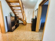 Treppe nach oben Attraktive Wohnung mit Loggia und Garage