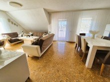 Wohnzimmer Attraktive Wohnung mit Loggia und Garage