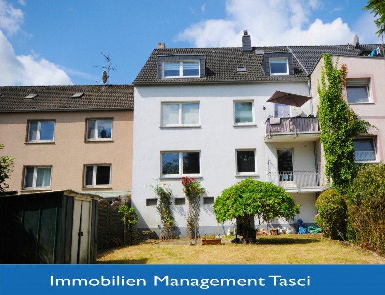 R�ckansicht Essen Mehrfamilienhaus Einziehen ins Erdgeschoss und zwei Wohnungsmieten kassieren