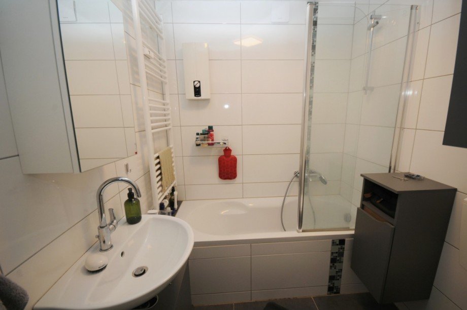 Bad mit ergonomisch geformter Wanne Dachgeschosswohnung Gelsenkirchen-Erle