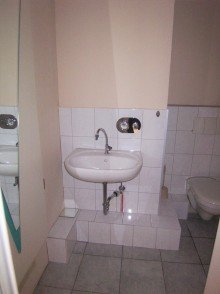 100 1123 Ladenlokal - F�r verschiedene Branchen geeignet, in K�rze mit neu gestrichenem Fassade