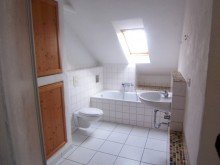 Bad Bild 2 Wohnen in der obersten Etage,  in einem gepflegten Dreifamilienhaus